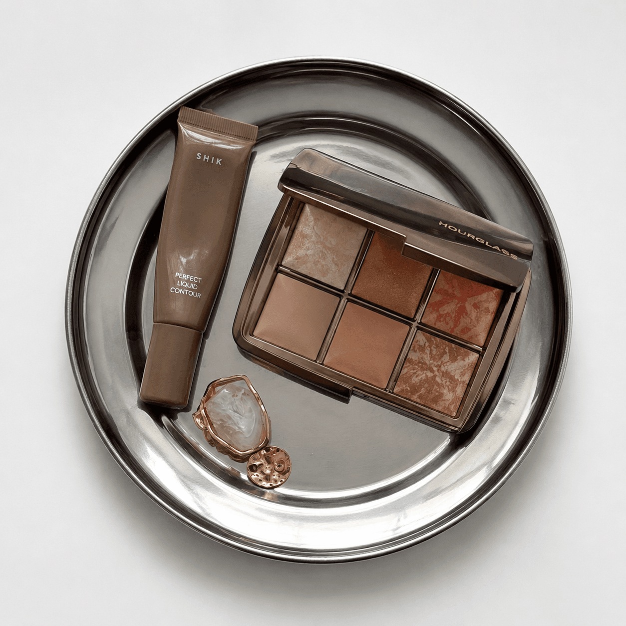 Сделай мне раскладку косметики скульптор shik и палетку hourglass на металическо